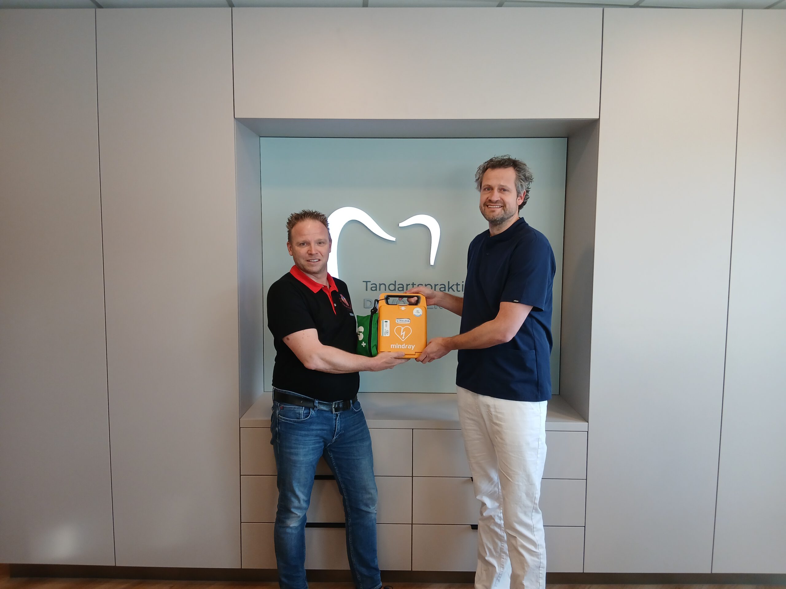 Nieuwe AED voor tandarts.