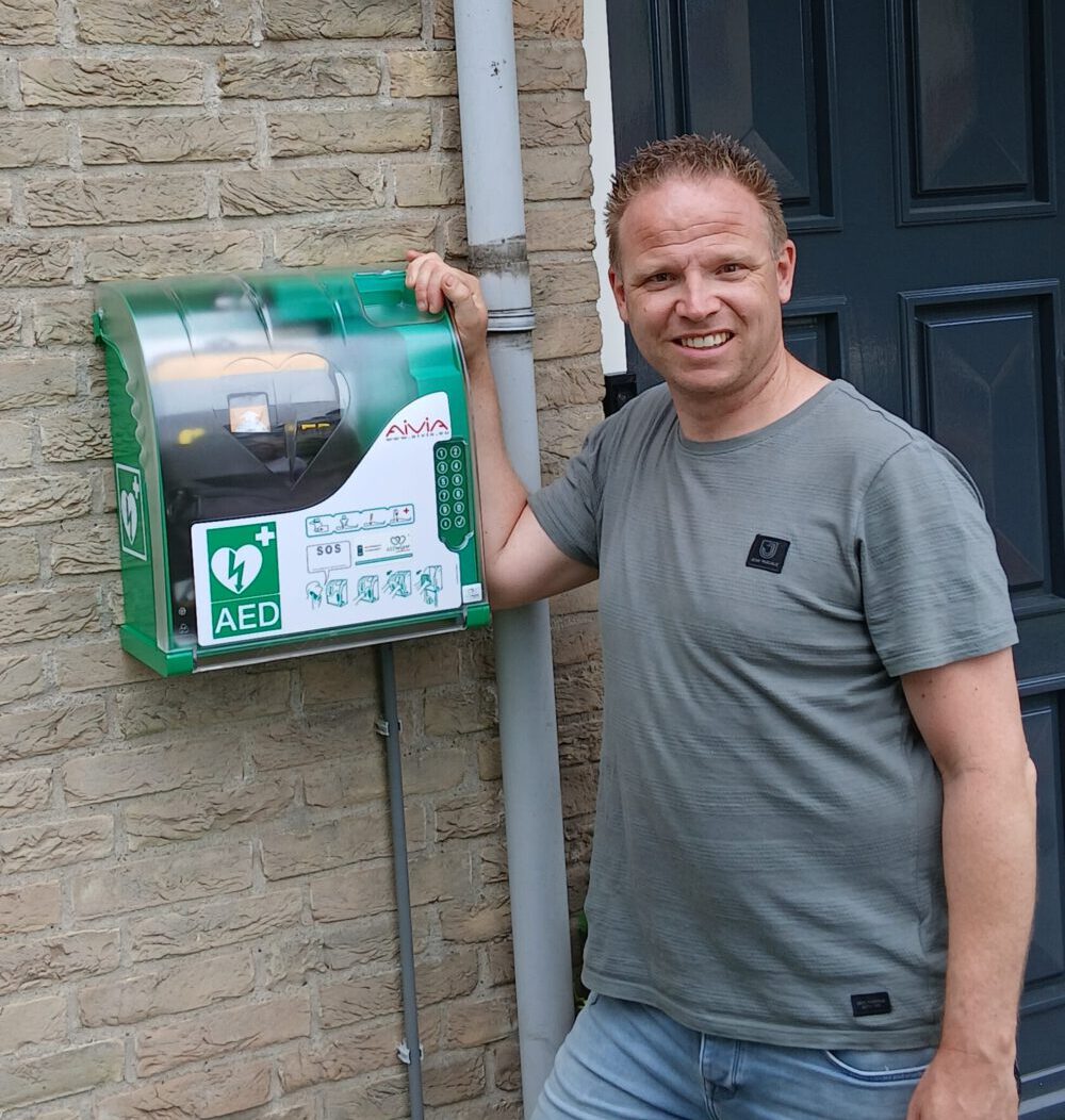 Nieuwe AED vergroot hartveiligheid in van Duyvenvoordelaan en omgeving